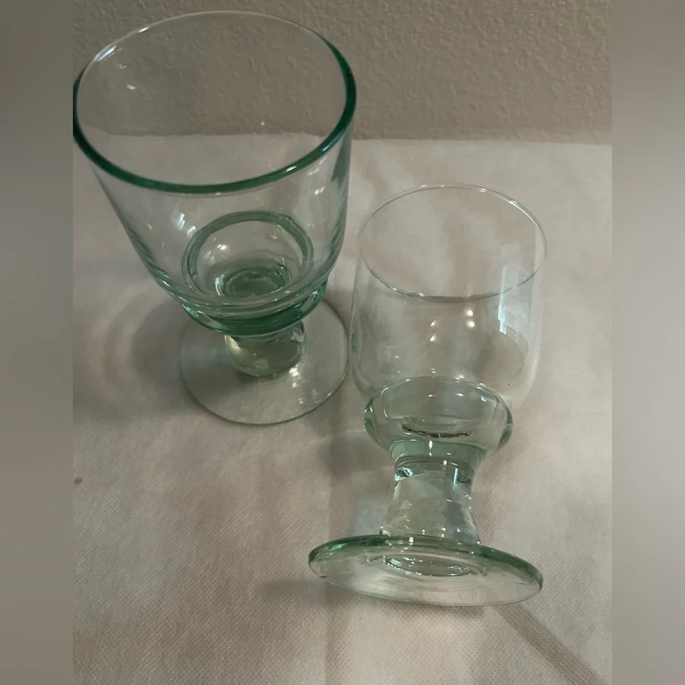 2 Williams Sonoma VERT Green Wine Glass. Wafer Stem.